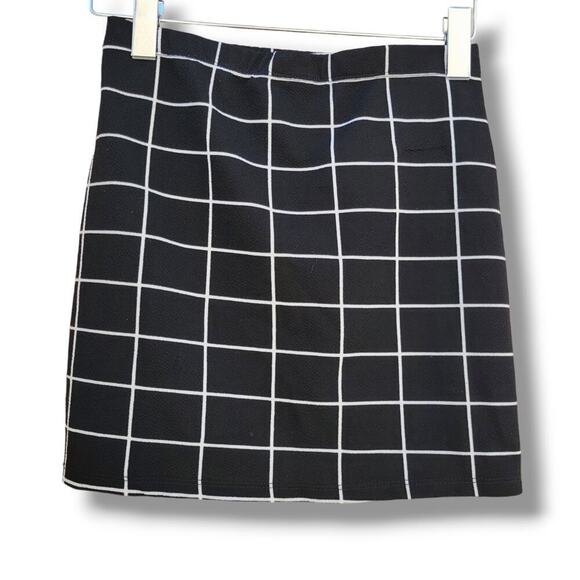 SHEIN Women’s Black Grid Plaid Mini Skirt - XS, Trendy Slit Detail - Picture 2 of 5